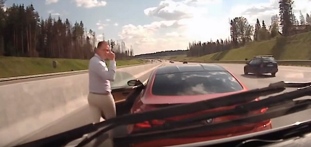 BMW M6 Herds Ambulance on Russian Highway